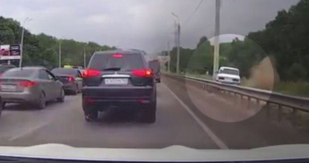 Řidič žigulíku se v Rusku nepáral se zácpou. Auto vzal mimo silnici do terénu.