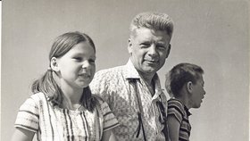 Jiří Hanzelka v šedesátých letech s dcerou a synem