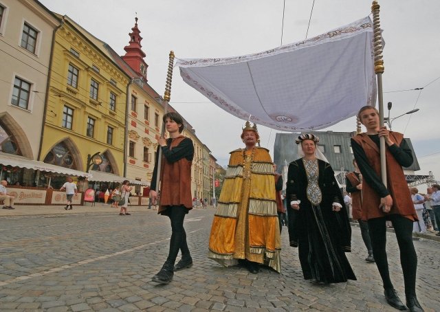 Historický průvod v Jihlavě při příležitosti 570. výročí vyhlášení Basilejských kompaktát.