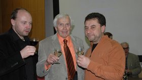 S oslavencem si připijili cestovatele Petr Horký (vlevo) a reportér rozhlasu Vladimír Kroc, který s panem Zikmundem natočil řadu pořadů.
