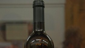 Cestovatelé Petr Horký, Mirek Náplava a Rudolf Švaříček věnovali oslavenci 90 sedmiček vína s mottem: Cesta kolem světa za 90let