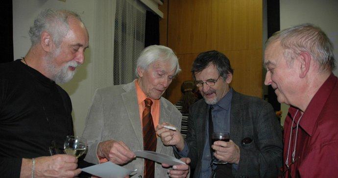 Gratulanti fotografové – zleva Jindřich Štrait, Pavel Dias a malíř Josef Ruzselák