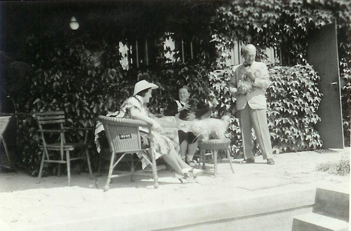 Manželé Januštíkovi před vilou Manželé Januštíkovi před vilou