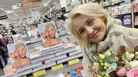 Veronika Žilková na autogramiádě své knihy v Brně.