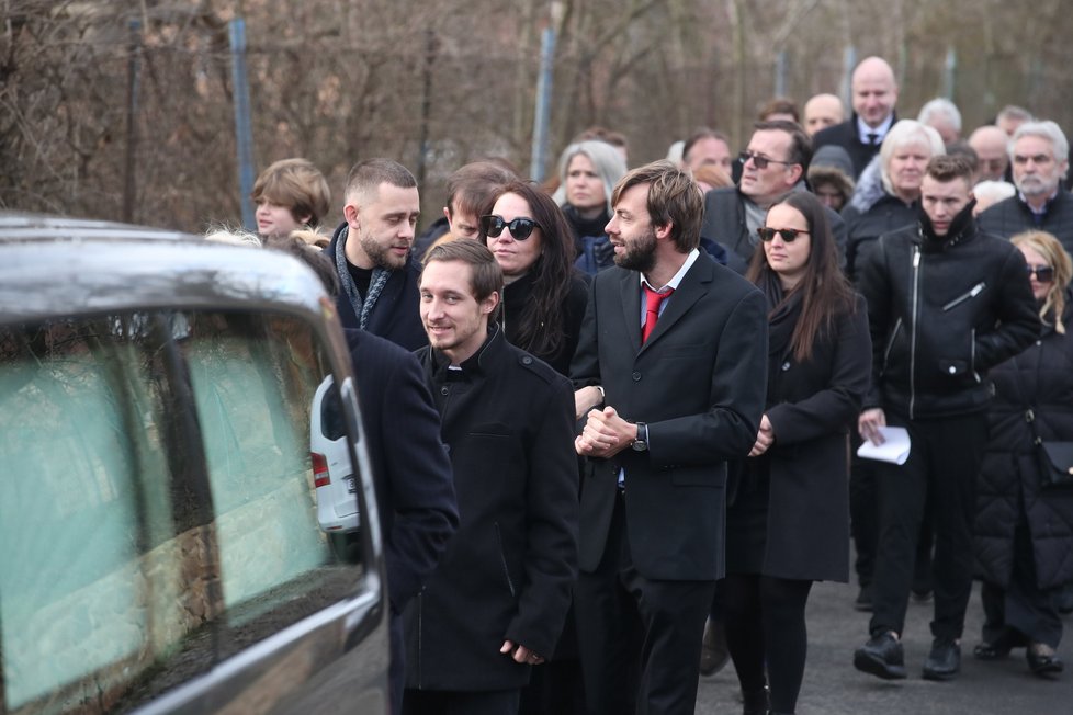 Pohřeb maminky Veroniky Žilkové Olgy - průvod za rakví