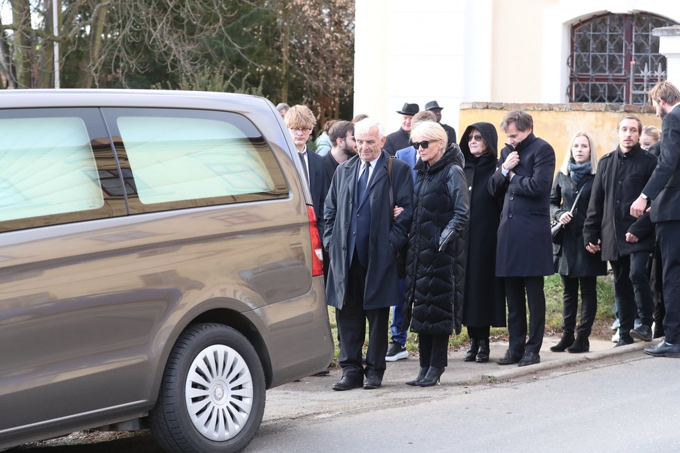 Pohřeb maminky Veroniky Žilkové Olgy - průvod za rakví