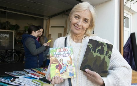 Veronika Žilková se zapojila do garážového prodeje a u sebe doma prodávala všechno možné... Bible pro vojáky, kterou má z dob, kdy byl ještě Stropnický ministrem obrany. 