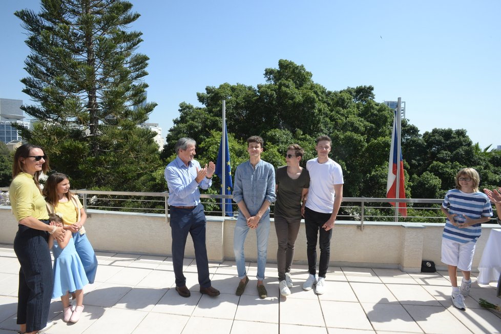 Martin Stropnický přijal kapelu Lake Malawi na střeše ambasády a pogratuloval jí k jejímu výkonu