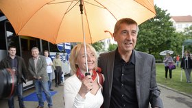 Veronika Žilková a Andrej Babiš pod jedním deštníkem