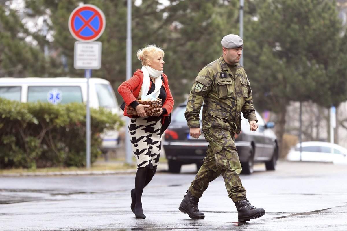 „To byla jen náhoda, že šel kolem. Rozhodně nemám vojenský doprovod,“ vysvětlovala deníku Aha! manželka ministra obrany.