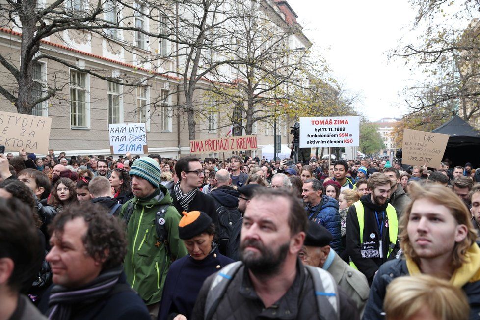 Studentské shromáždění na Albertově přineslo kritiku rektora Univerzity Karlovy Tomáše Zimy (17. 11. 2019)