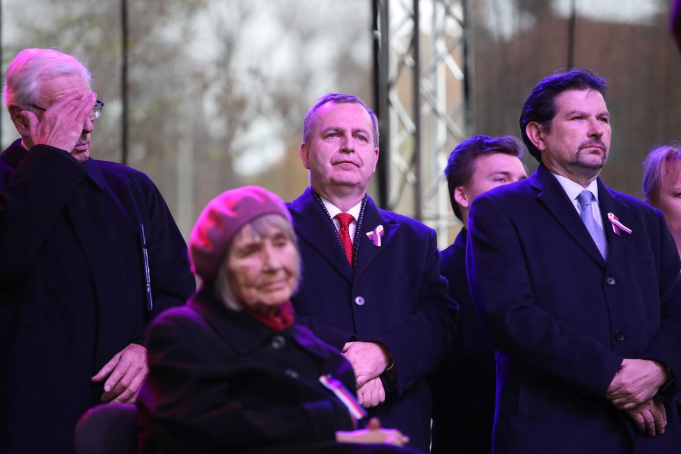 Studentské shromáždění na Albertově přineslo kritiku rektora Univerzity Karlovy Tomáše Zimy (17. 11. 2019)