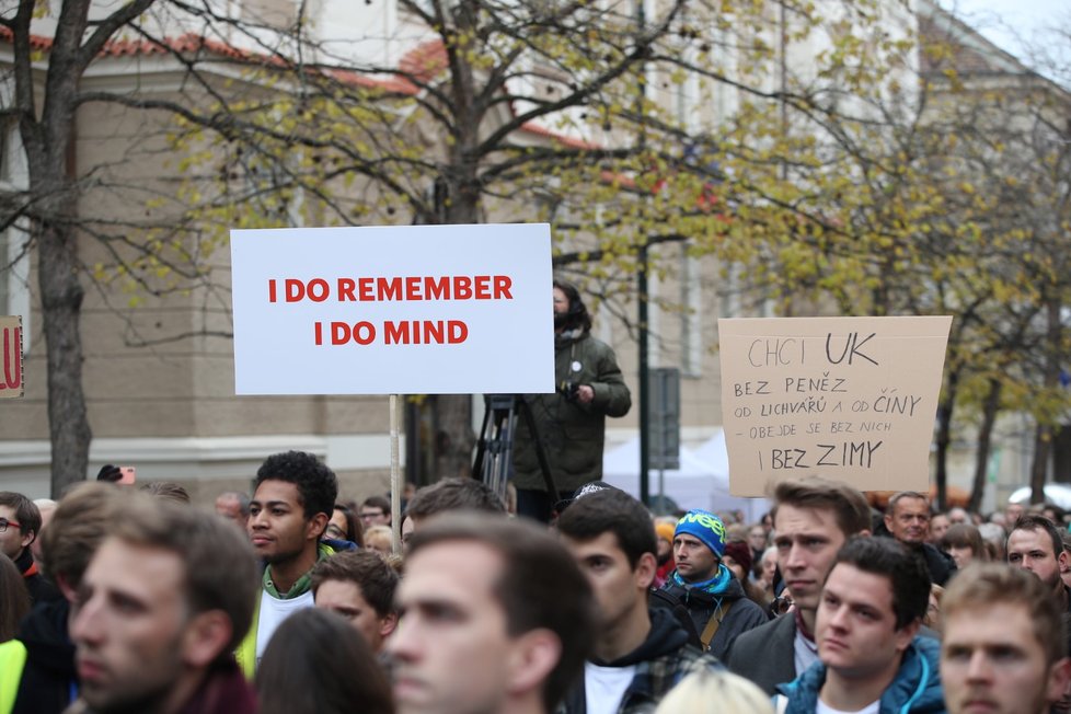 Studentské shromáždění na Albertově přineslo kritiku rektora Univerzity Karlovy Tomáše Zimy (17. 11. 2019)