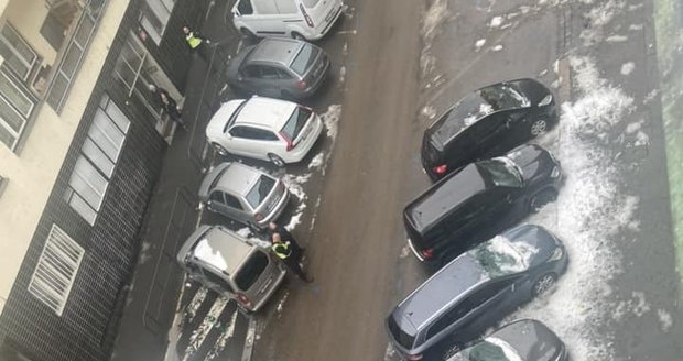 Padající sníh ze střech poničil v Praze řadu zaparkovaných aut.