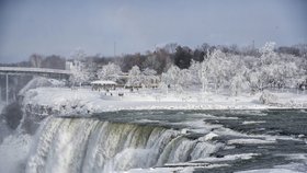 Niagarské vodopády se proměnily v pohádkovou krajinu.