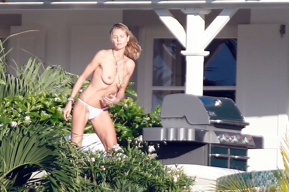 Heidi Klum odhodila na zimní dovolené plavky