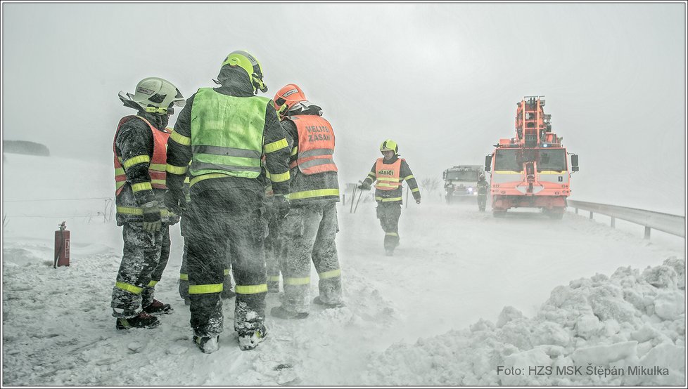 Hasiče na Bruntálsku zaměstnal nejen zapadlý kamion, ale i počasí. Tady ještě panuje klasická zima.