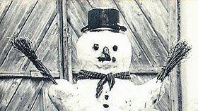 V roce 1963 byla sněhová nadílka velmi bohatá. A nejinak tomu bylo i na Moravě. Z fotografie, kterou do redakce zaslala Simona Bartošáková z Hustopečí nad Bečvou, je zřejmé, že sněhu na stavbu sněhuláka bylo dost a dost