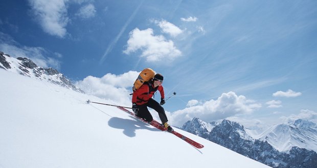 Při sjezdovém lyžování si skvěle protáhnete stehna, lýtka, záda a břicho a zlepší se vám dýchání i srdeční systém.