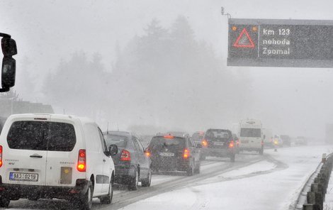 Kolony aut se tvoří po celé ČR. Na snímku situace na 123. kilometru dálnice D1 u Věžnice na Jihlavsku, kde havarovaný kamion uzavřel dva jízdní pruhy.