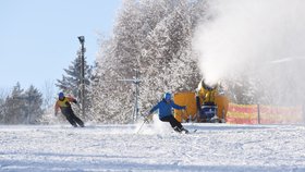 Velký přehled: Skiareály v Česku zdražují. Kolik si kde připlatíte? 