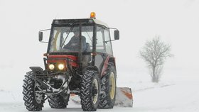 Traktor si s nástrahy silnic dovede poradit...