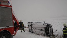 Zimní počasí přidalo práce i hasičům. Musí častěji zasahovat u nehod