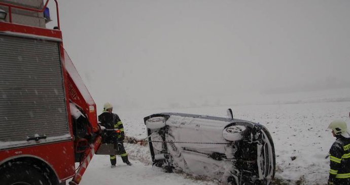 Zimní počasí přidalo práce i hasičům. Musí častěji zasahovat u nehod