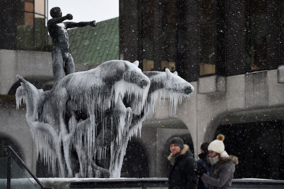 Zamrzlé Trafalgarské náměstí v Londýně.