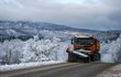 Sypač odhrnoval rozbředlý sníh ze silnice mezi Želnavou a Bělou na Prachaticku.