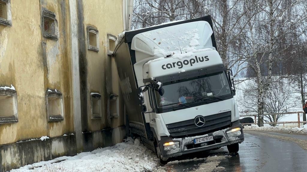 Polský řidič objížděl zavřenou D3 a v Pecínově na Benešovsku sklouzl do škarpy. 