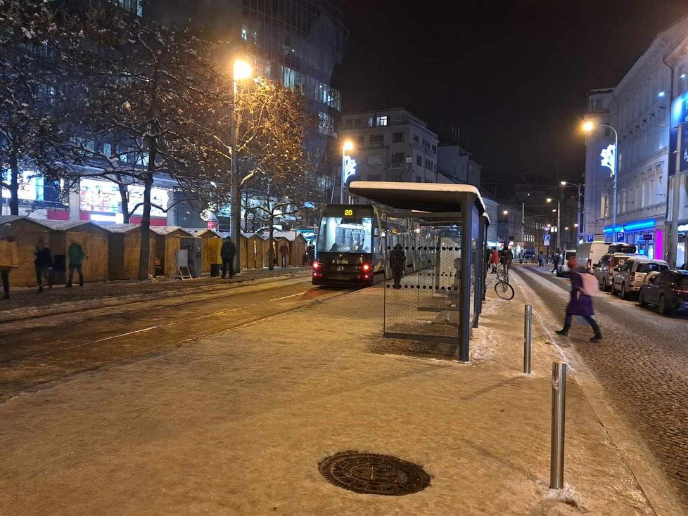 Chodníky v Praze připomínají spíš kluziště. Podle radnic TSK svoji práci nezvládá