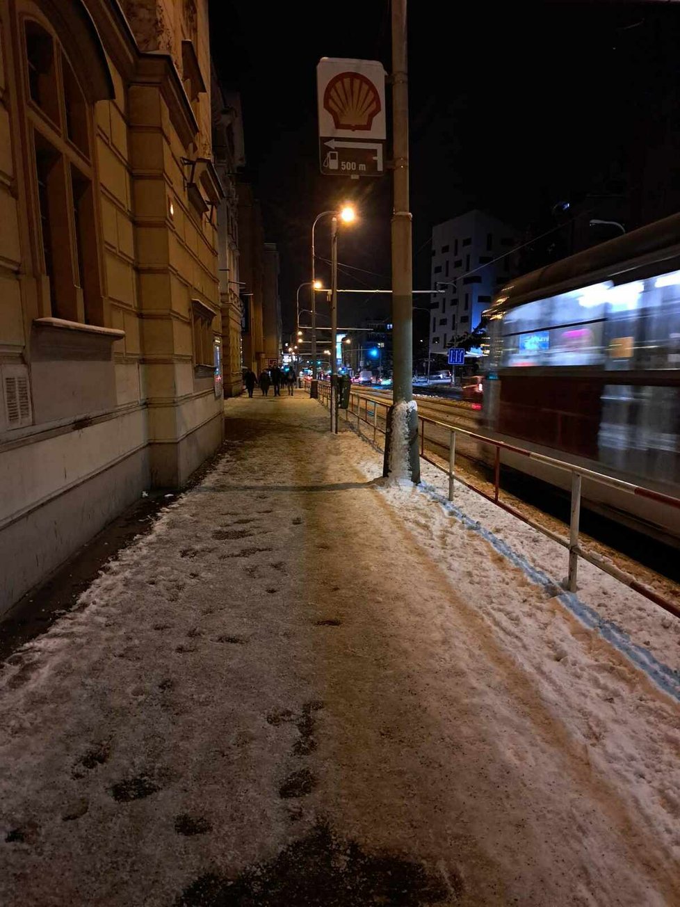 Chodníky v Praze připomínají spíš kluziště. Podle radnic TSK svoji práci nezvládá.