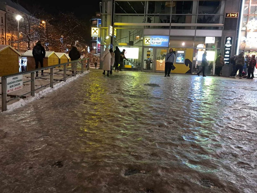 Chodníky v Praze připomínají spíš kluziště. Podle radnic TSK svoji práci nezvládá