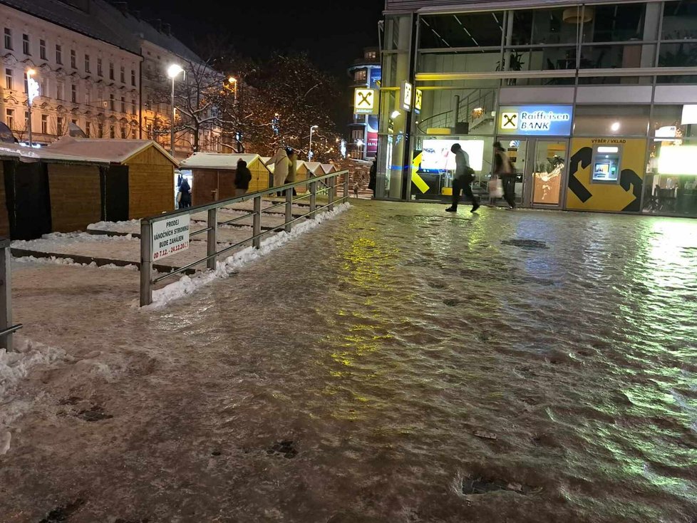 Chodníky v Praze připomínají spíš kluziště. Podle radnic TSK svoji práci nezvládá.