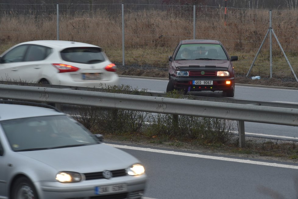 Nejhorší je situace na západě země, kde platila výstraha před ledovkou s extrémním stupněm nebezpečí.