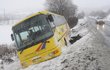 Vichr poblíž Horního Benešova na Bruntálsku doslova sfoukl ze silnice autobus.