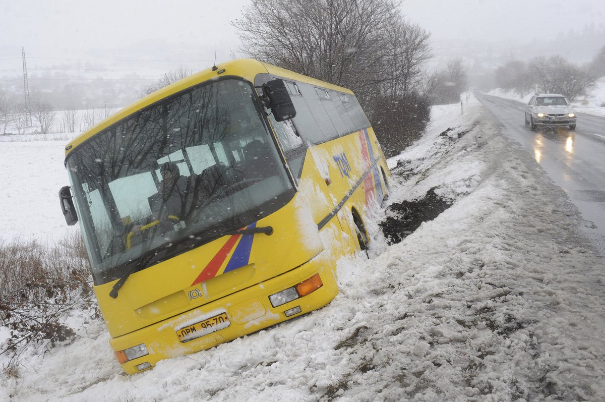 Vichr poblíž Horního Benešova na Bruntálsku doslova sfoukl ze silnice autobus.