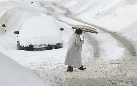 O předchozí noci napadlo až 30 cm sněhu. Snímek je z Jablonce n/N.