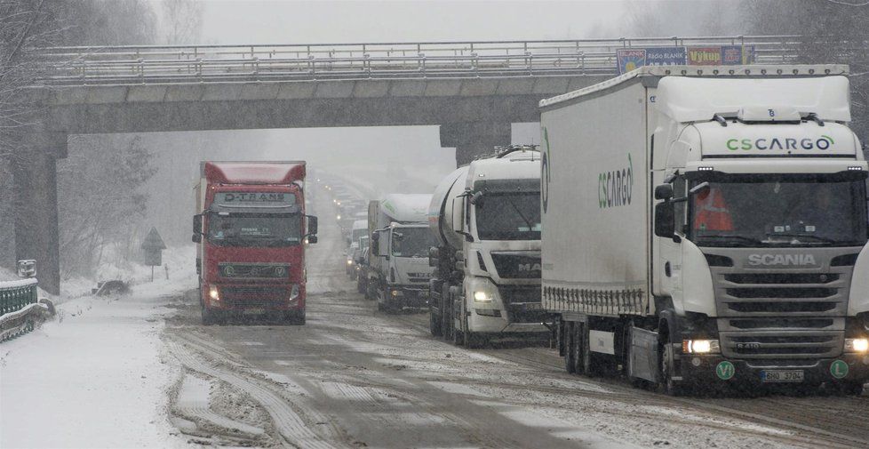 Meteorologové varují, že večer se na východě republiky bude tvořit náledí.