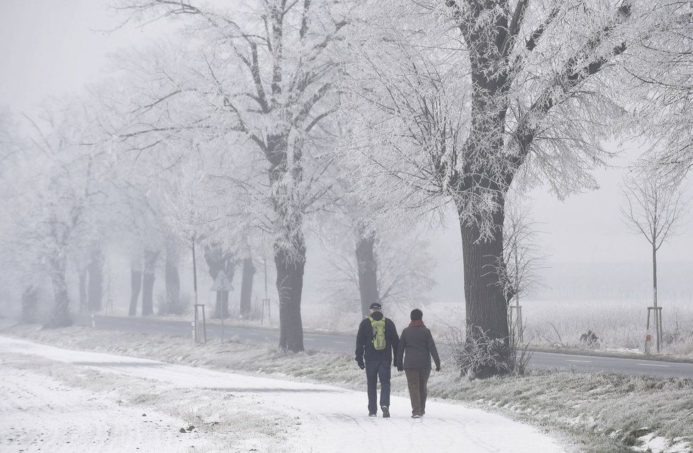 Meteorologové varují, že večer se na východě republiky bude tvořit náledí.