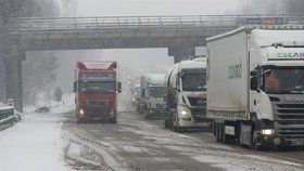 Sníh ustupuje, náledí ale dál hrozí řidičům. V noci by ale mělo začít opět sněžit (ilustrační foto)