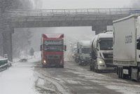 Řidiči, pozor, na silnicích to klouže: Je pod nulou, mokré cesty namrzají