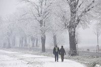 Od kluzkých silnic a chodníků si neodpočineme. Ledovku vystřídá náledí