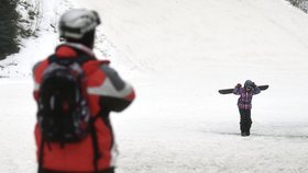 Některé lyžařské areály hlásí konec sezony, jinde zlevňují