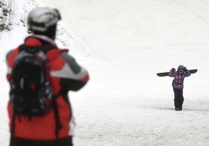 Některé lyžařské areály hlásí konec sezony, jinde zlevňují