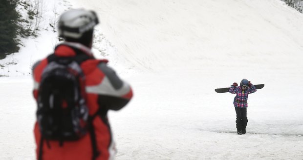 Některé lyžařské areály hlásí konec sezony, jinde zlevňují