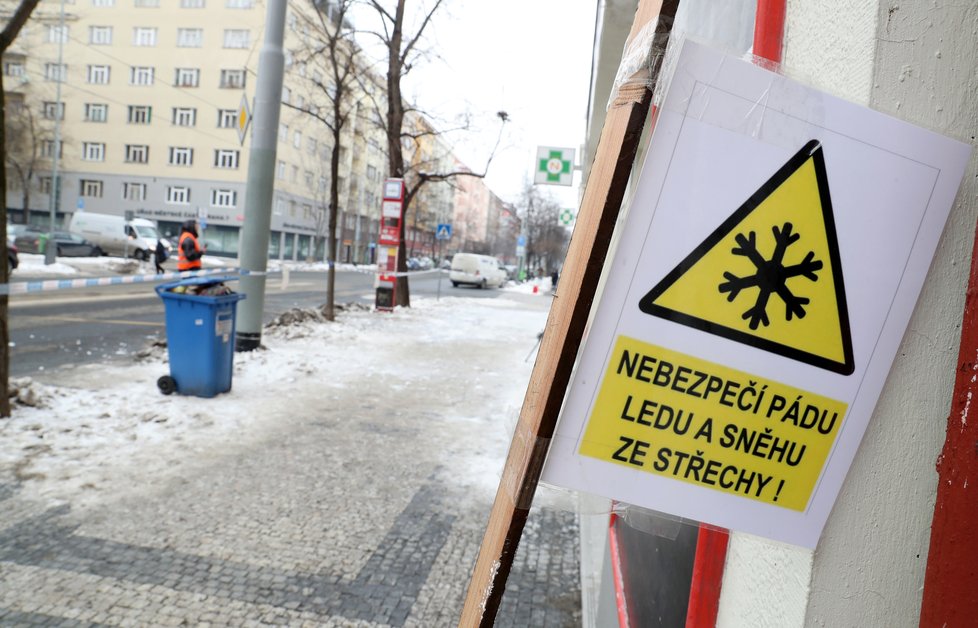 Otepletní po arktických mrazech: Pozor na pády sněhu a ledu ze střech. Foto z pražských Holešovic (15.2.2021)