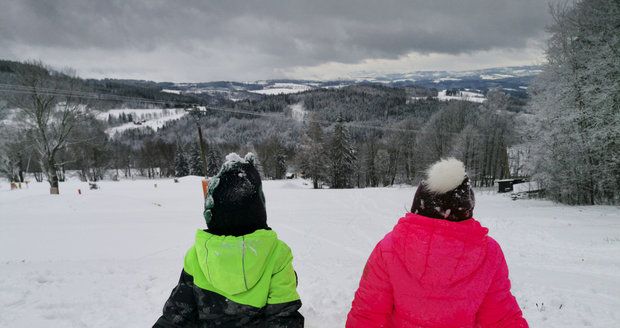 Lyžaře to nepotěší. Inverze oteplí hory na 8°C, v nížinách přeháňky, sledujte radar Blesku