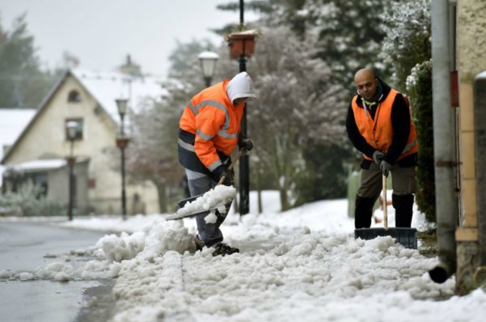 Na Karlovarsku o sobě dala letos zima vědět už v polovině října a místy napadlo až 10 cm sněhu.